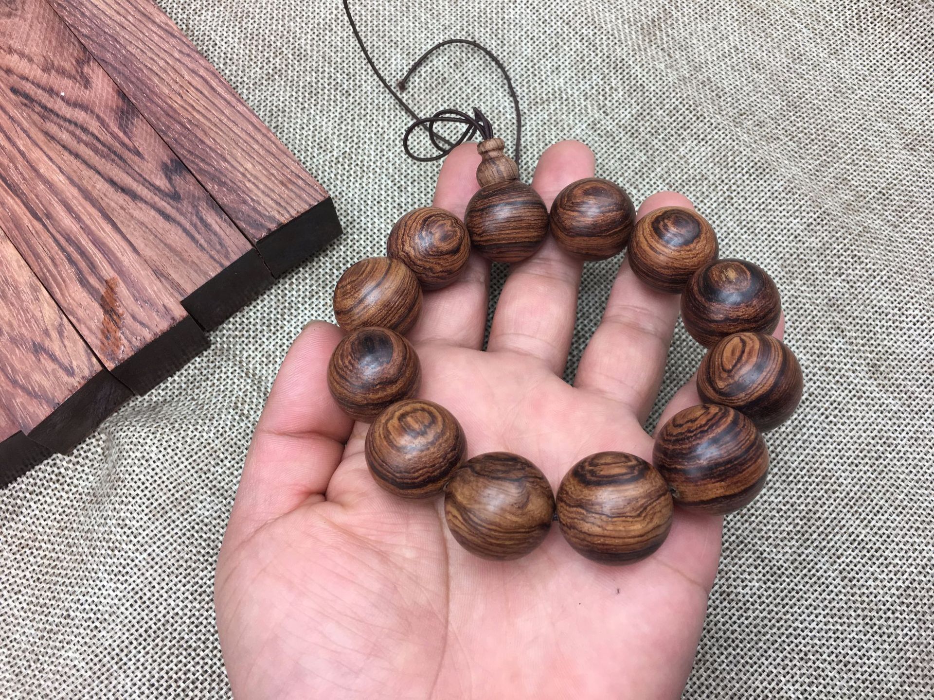 大叶黄花梨木 佛珠手串木料 花梨木原木手串方块手串木料