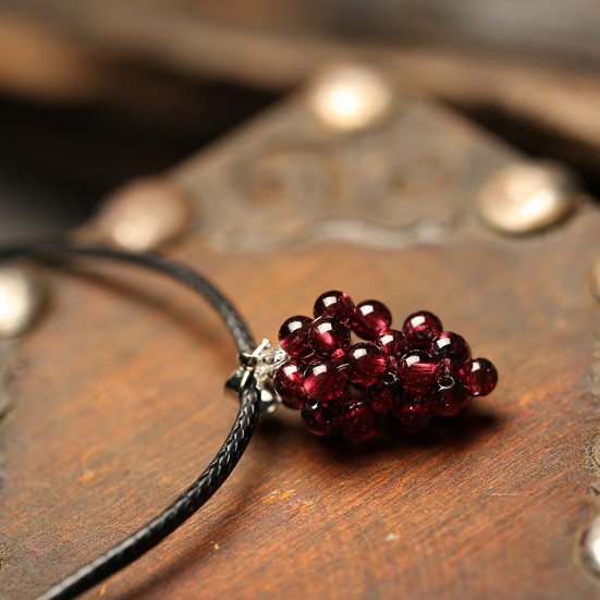 厂家直营 可爱小葡萄吊坠石榴石项链女款吊坠饰品项坠送皮绳批发