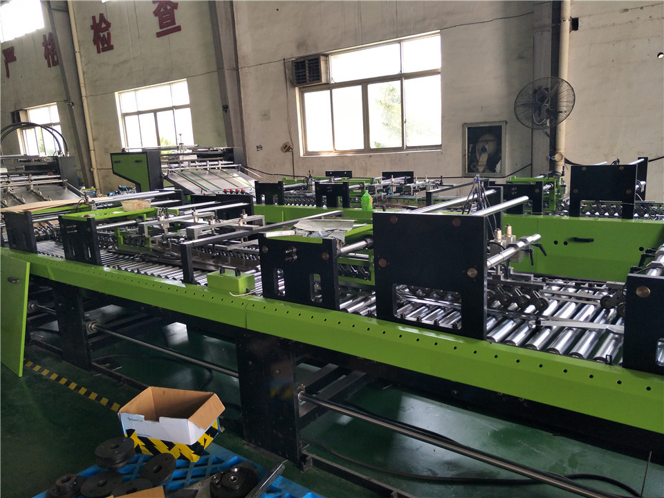 本机配备四把喷枪,客户可根据纸袋要求调节胶水薄厚和上胶位置.