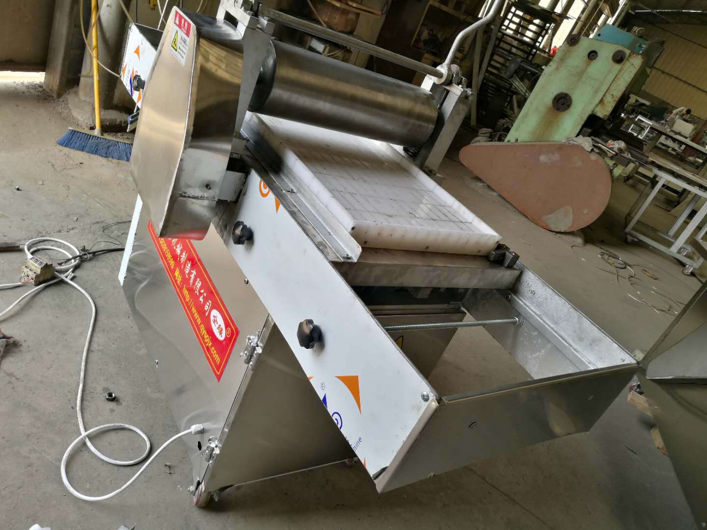 上海花生糖 米花糖 沙琪玛切块机 棍式压块机,河南压块机