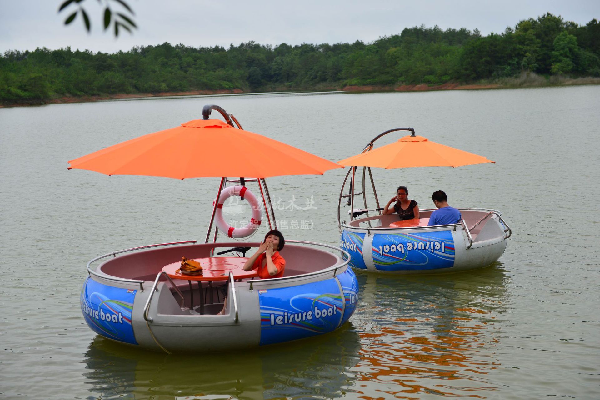 苏航现货供应欧式装饰木船玻璃钢游船水上脚踏船游乐设备