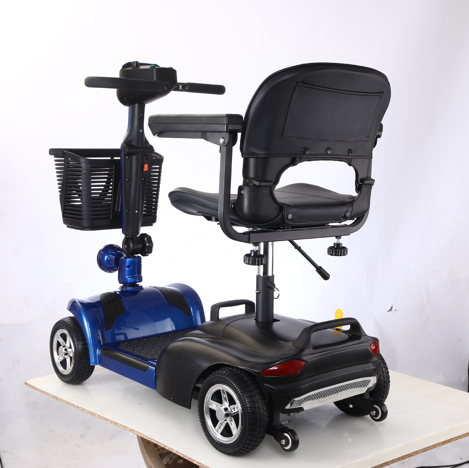 可折叠老年人电动代步车 残疾人老年人四轮电动车 老人代步工具