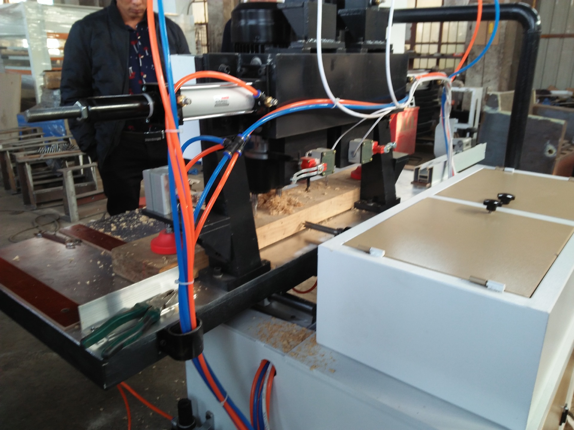 锁孔平面多孔形状,中心距可调,采用双电机,变速钻组,气动定位,方便