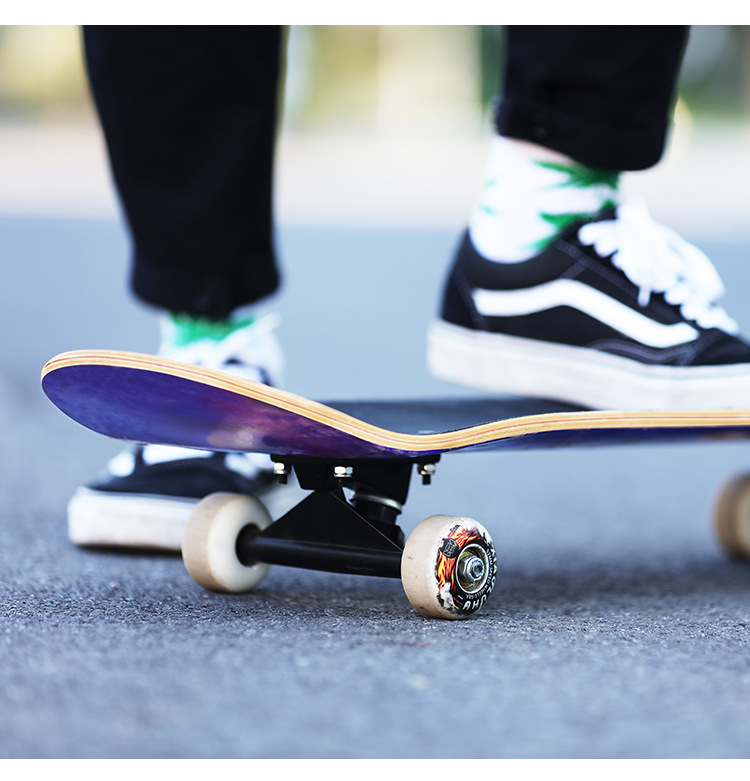 厂家直销四轮滑板成人儿童双翘专业刷街滑板超豪华大礼包