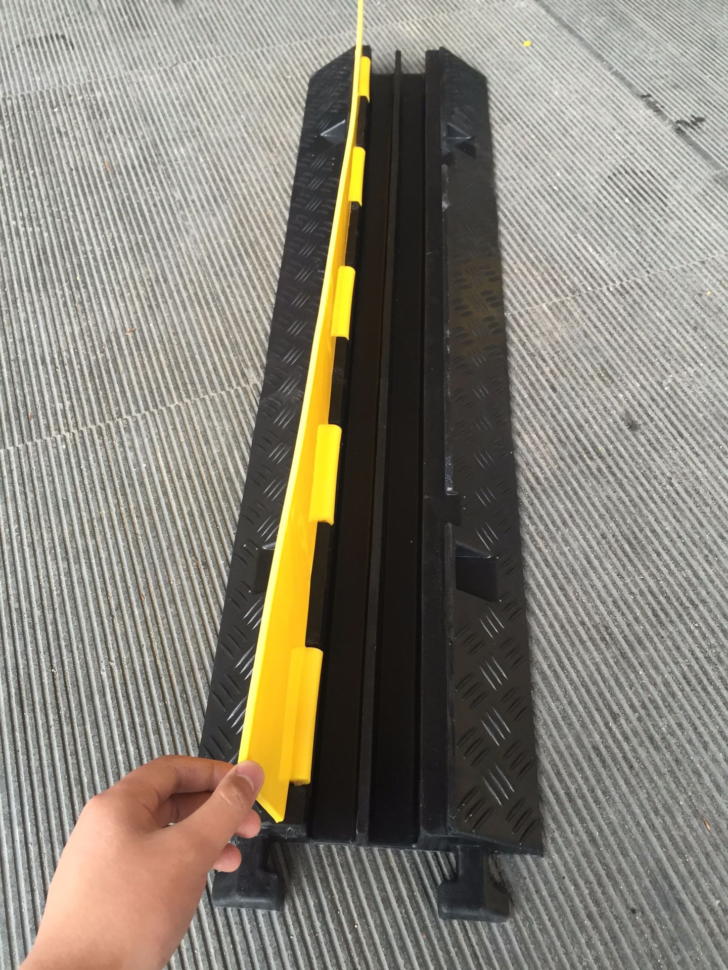 减速带二线槽pvc橡胶过线板盖线板电线压线板走三线槽单线槽