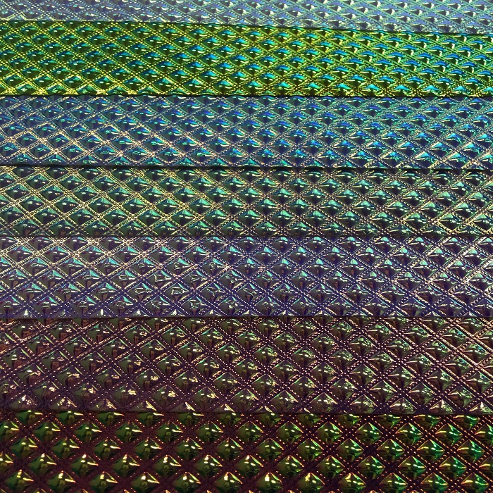 现货优质多彩镭射pu镜面皮革金属幻彩格子皮革相册专用纹箱包面料
