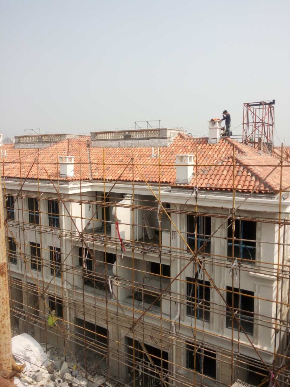 宜兴厂家三色西班牙陶土别墅屋顶筒瓦片欧式屋面瓦片可安装施工