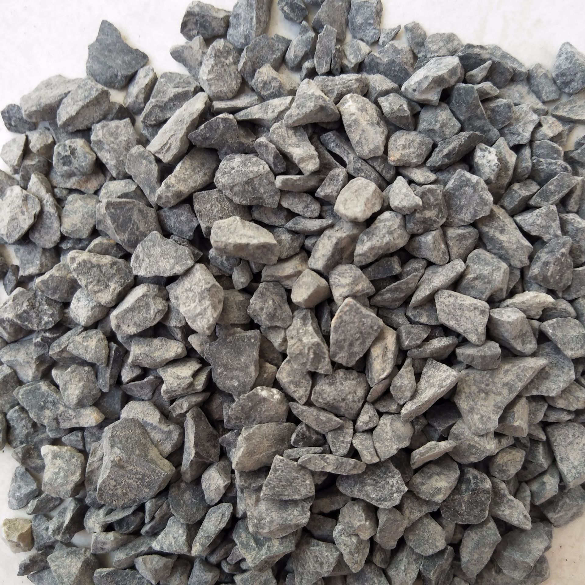 厂家供应玄武岩机制石子 建筑铺路玄武岩碎石 高速公路用石子