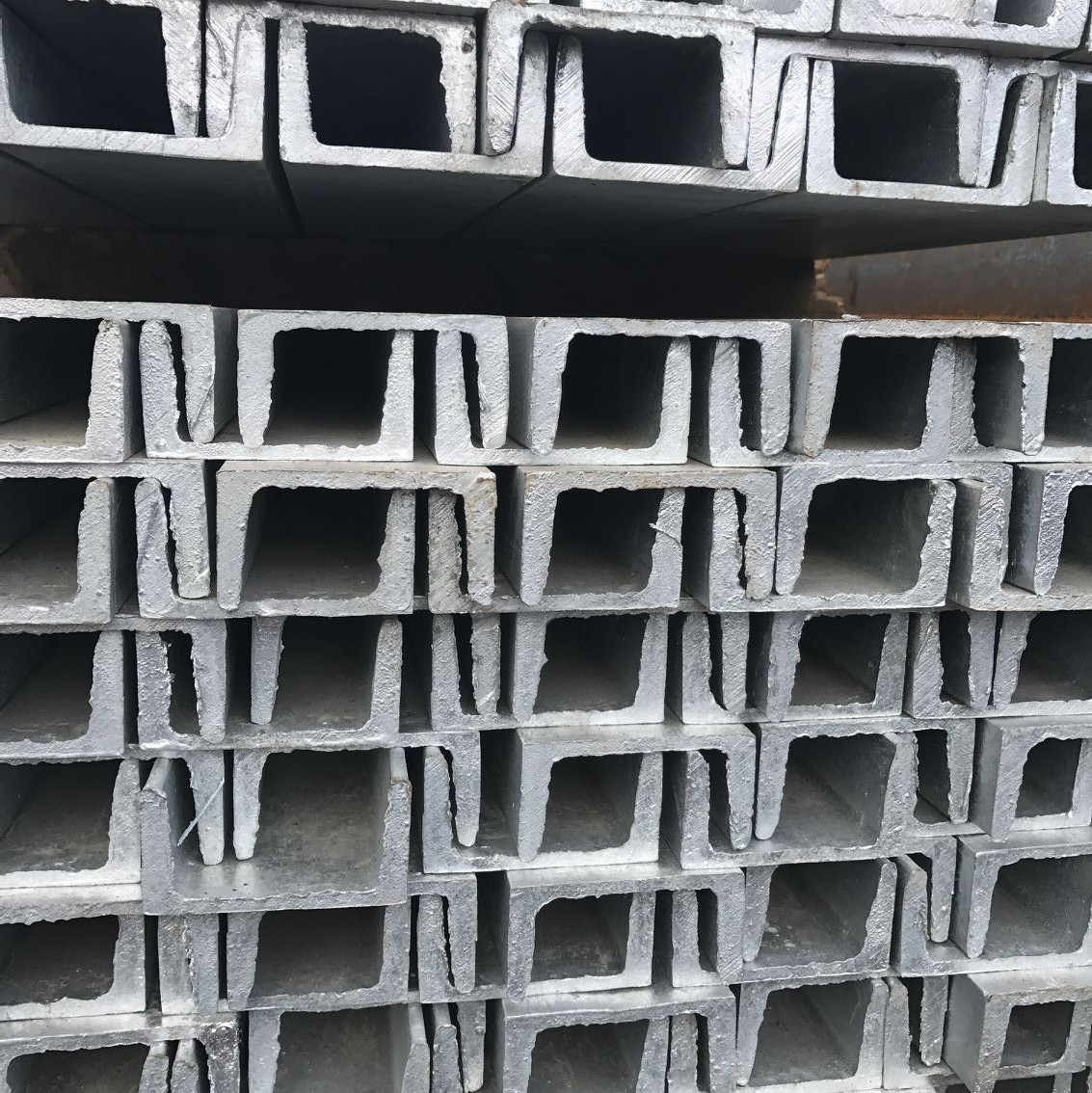 大量批发14镀锌槽钢u型钢龙骨钢构槽钢批发价