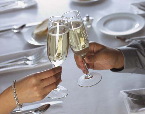 不同的红酒杯有不同的正确拿法