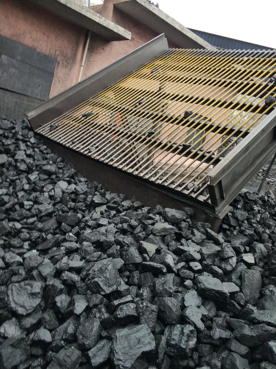 乌兰哈达(二采区)煤矿提煤价格单:大块            295元/吨(不过滑筛