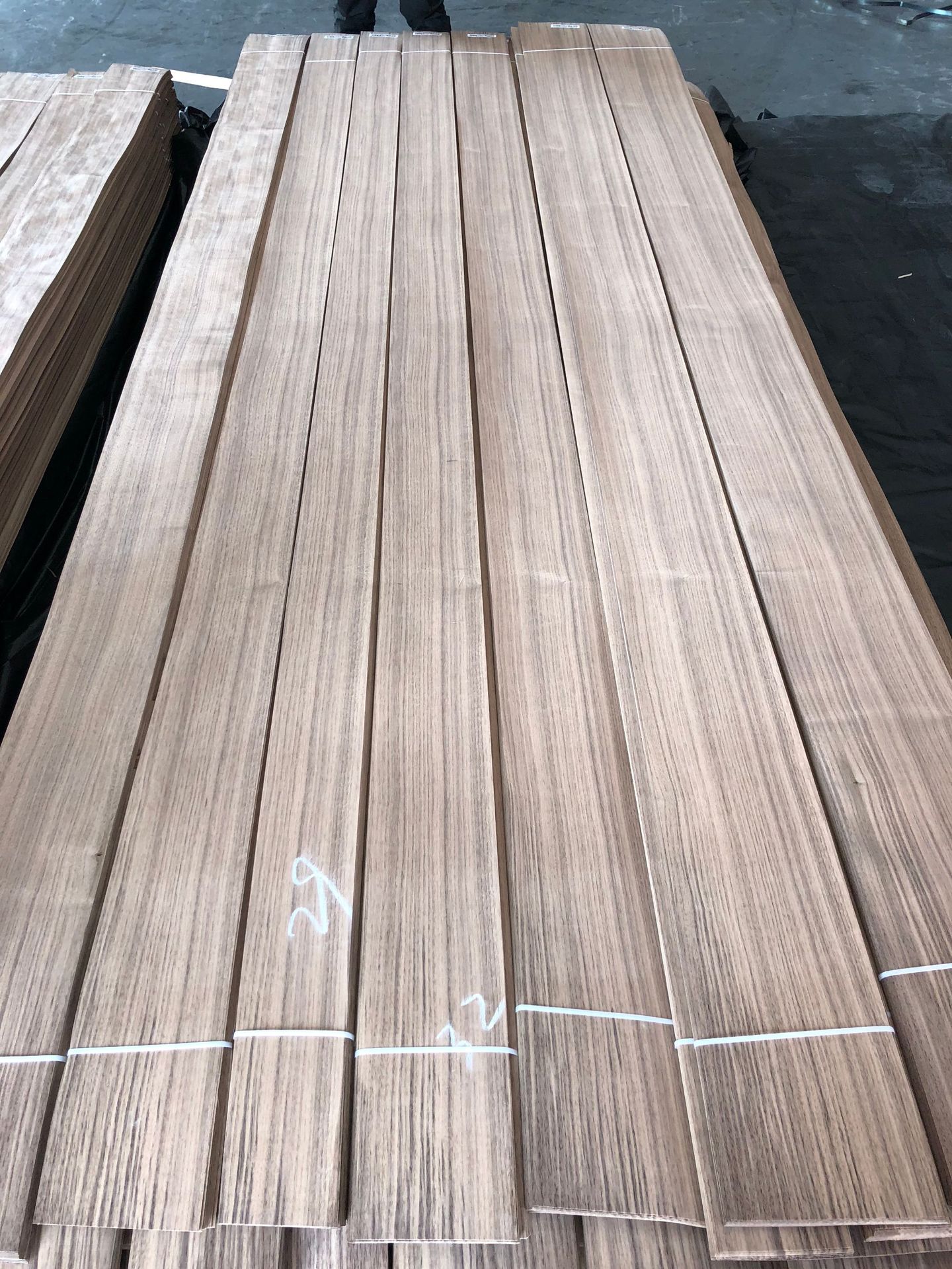 厂家直销美国黑胡桃直纹木皮酒店别墅装修饰面家具橱柜墙身板贴面