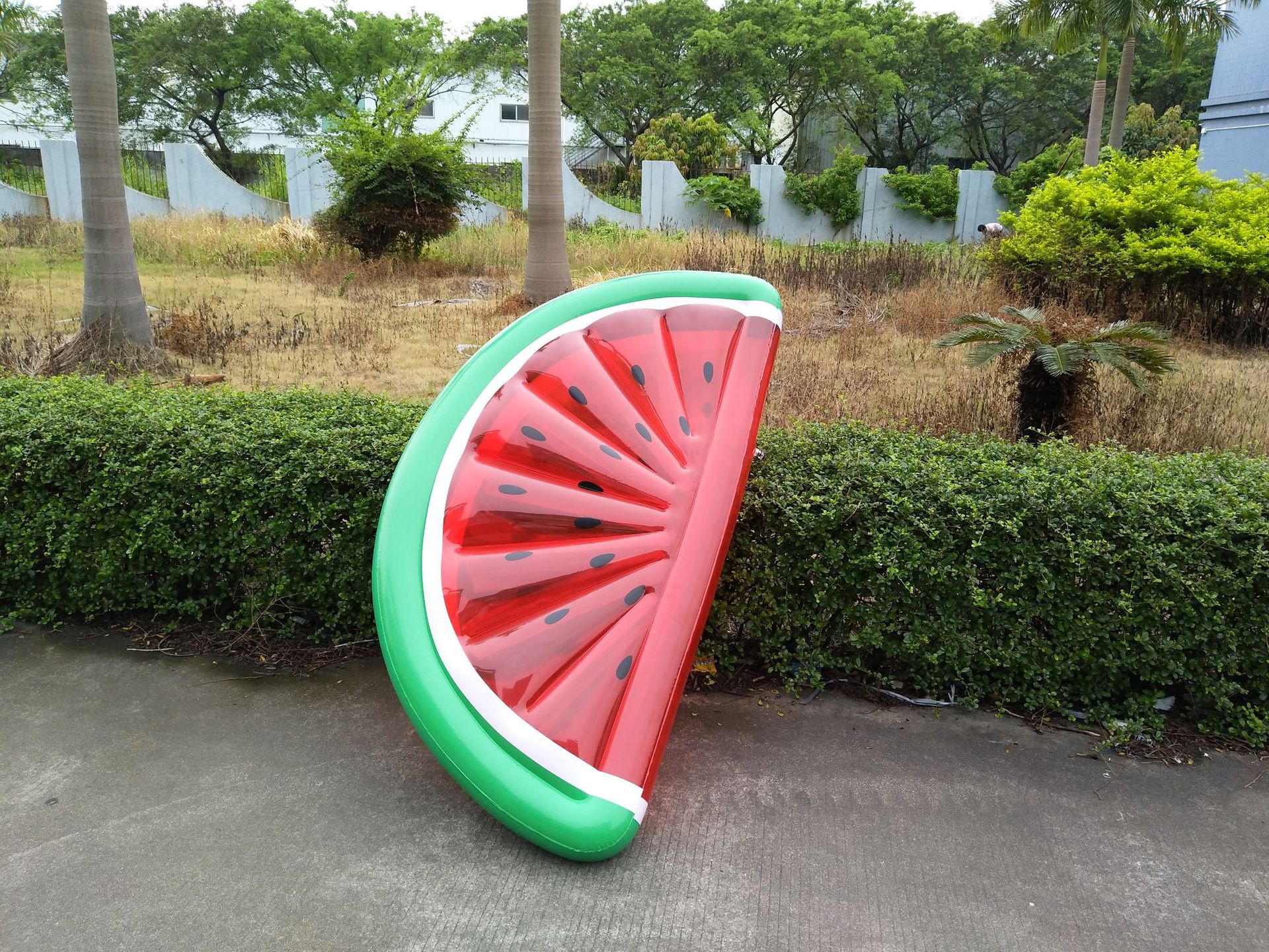 峰云工厂现货批发充气pvc半边西瓜浮排 充气西瓜水床 可加logo