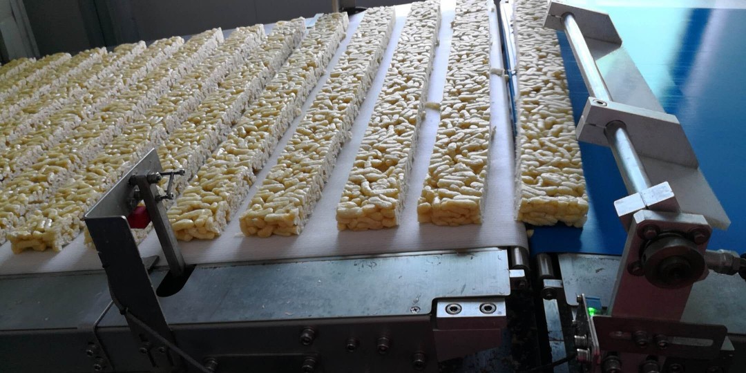 厂家直销高防粘pe材质输送带沙琪玛流水线理料线食品级输送皮带