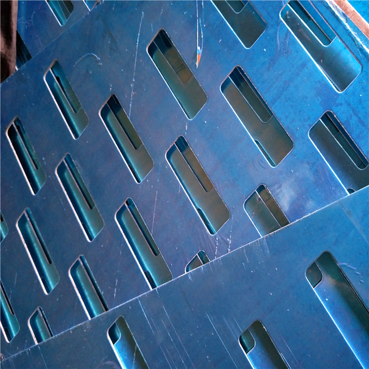 六角孔冲孔网采用不锈钢板,铝板,低碳钢板,铝镁合金板,铜板,镍板等