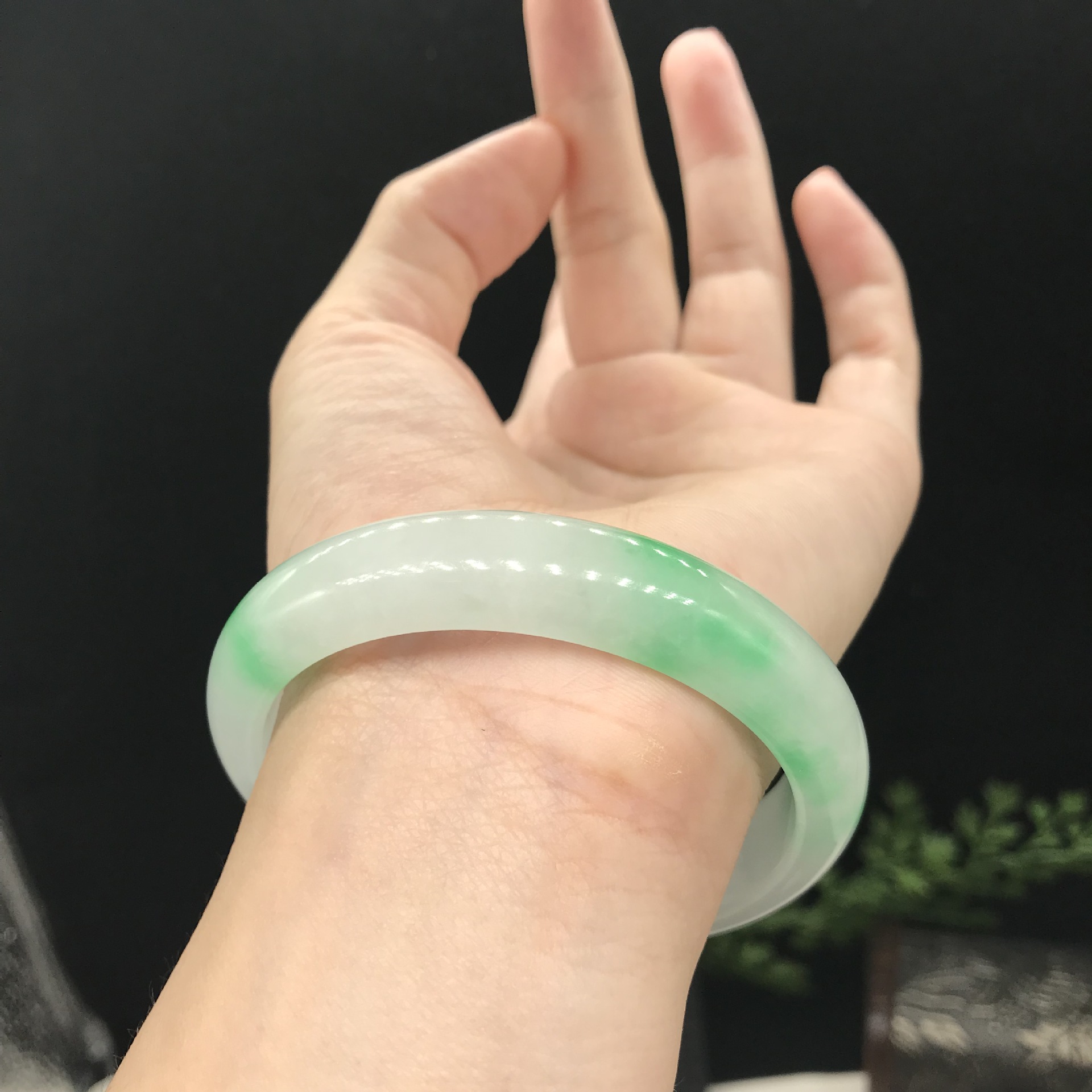 天然缅甸玉石翡翠玉石原色手镯带阳绿手镯精美女款手环