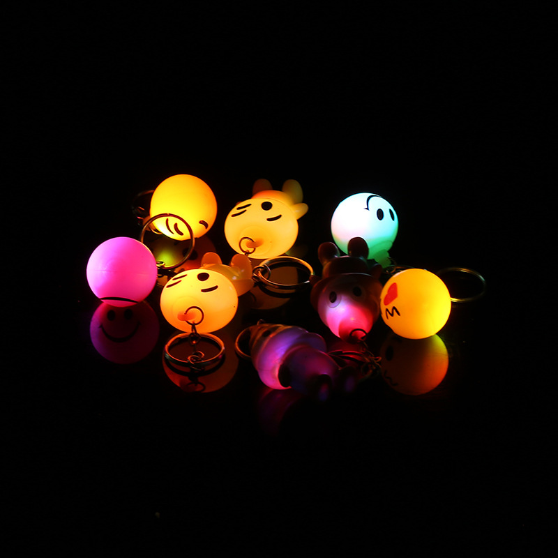 厂家批发卡通钥匙扣 可爱表情led发光钥匙配饰夜市地摊小物件挂件