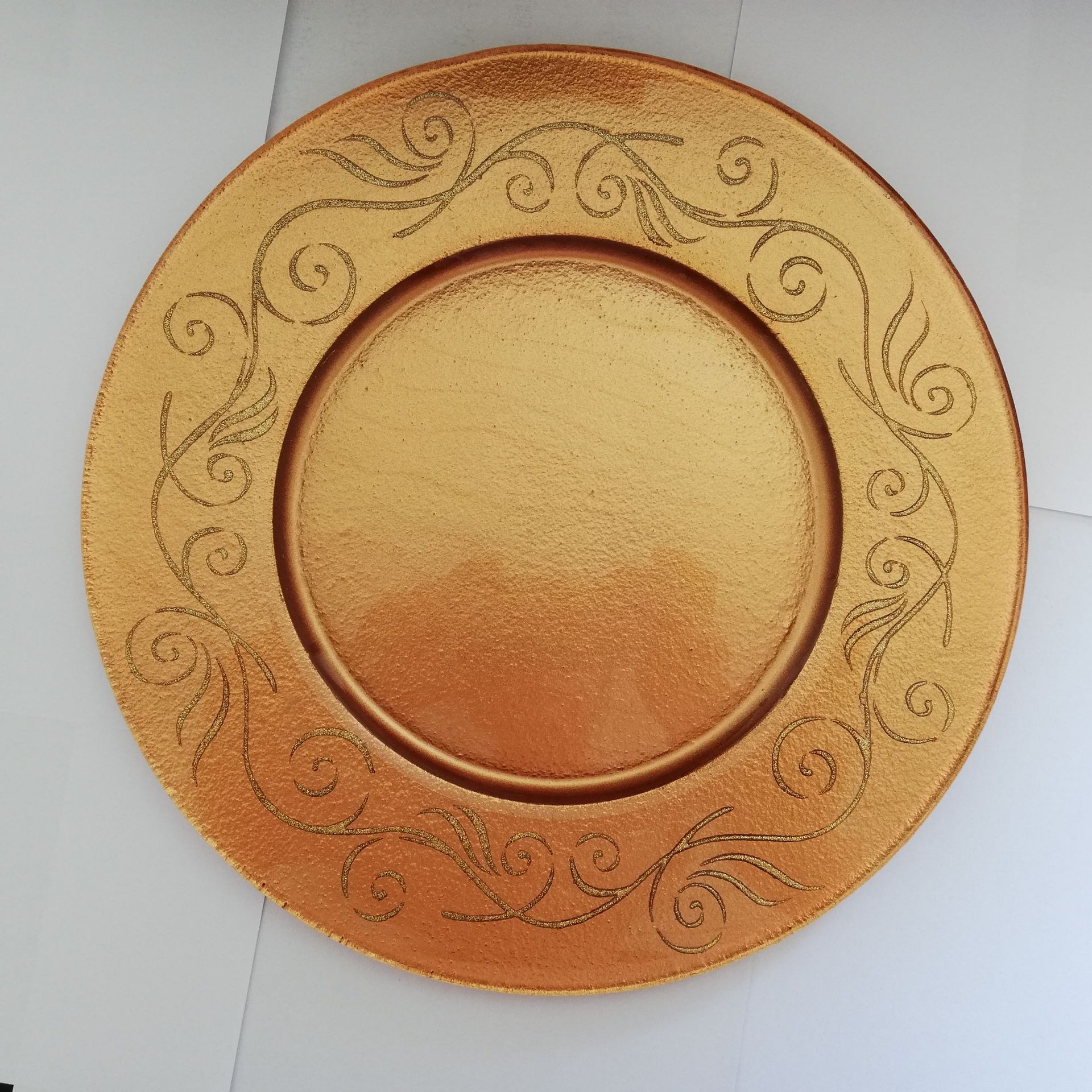 深圳厂家生产销售圆形刻花金碟热熔玻璃雕花盘子金色苏菲碟