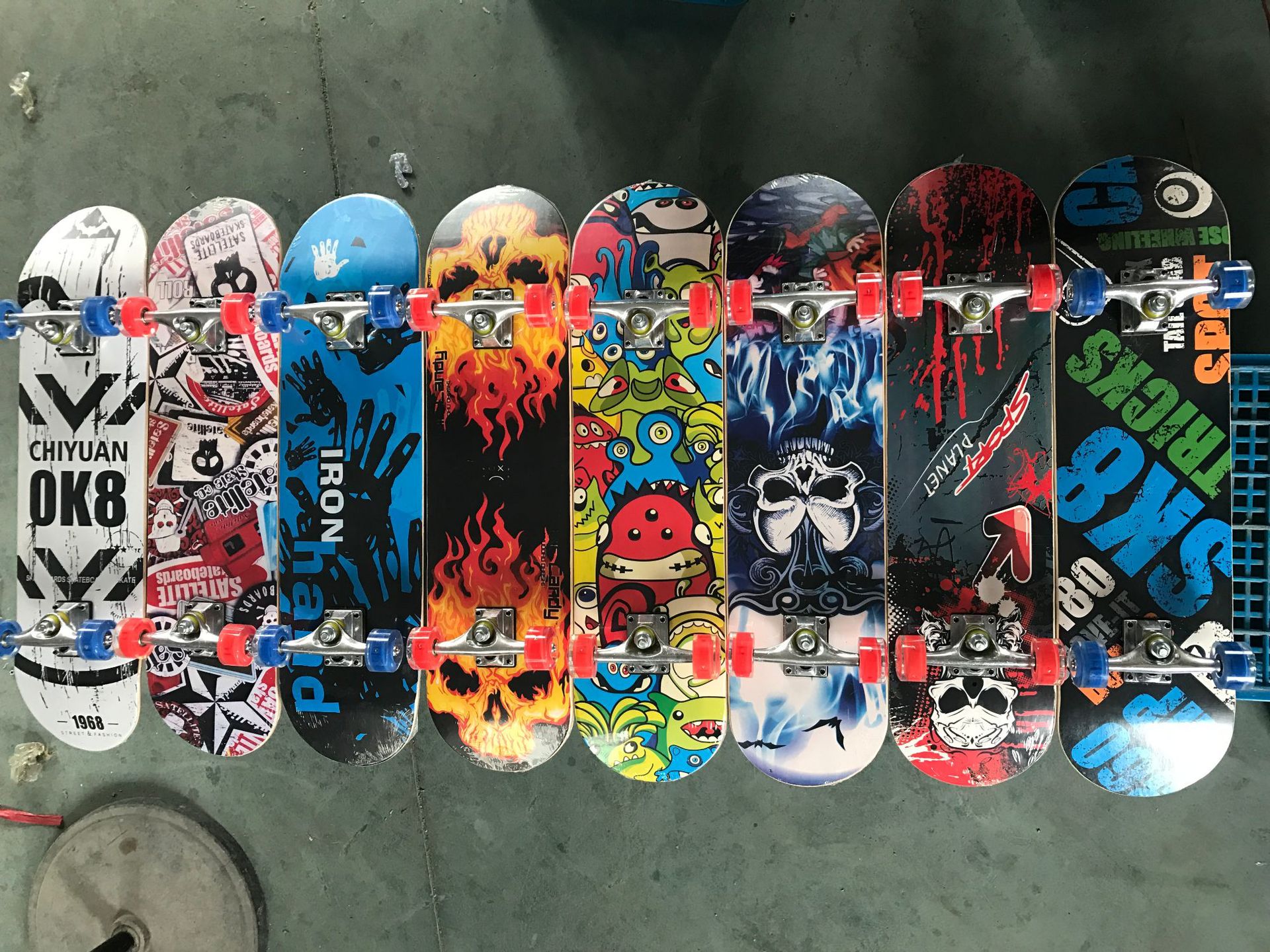 喆佳滑板 四轮双翘刷街板中国枫凹板pu带灯小轮成人儿童专业滑板