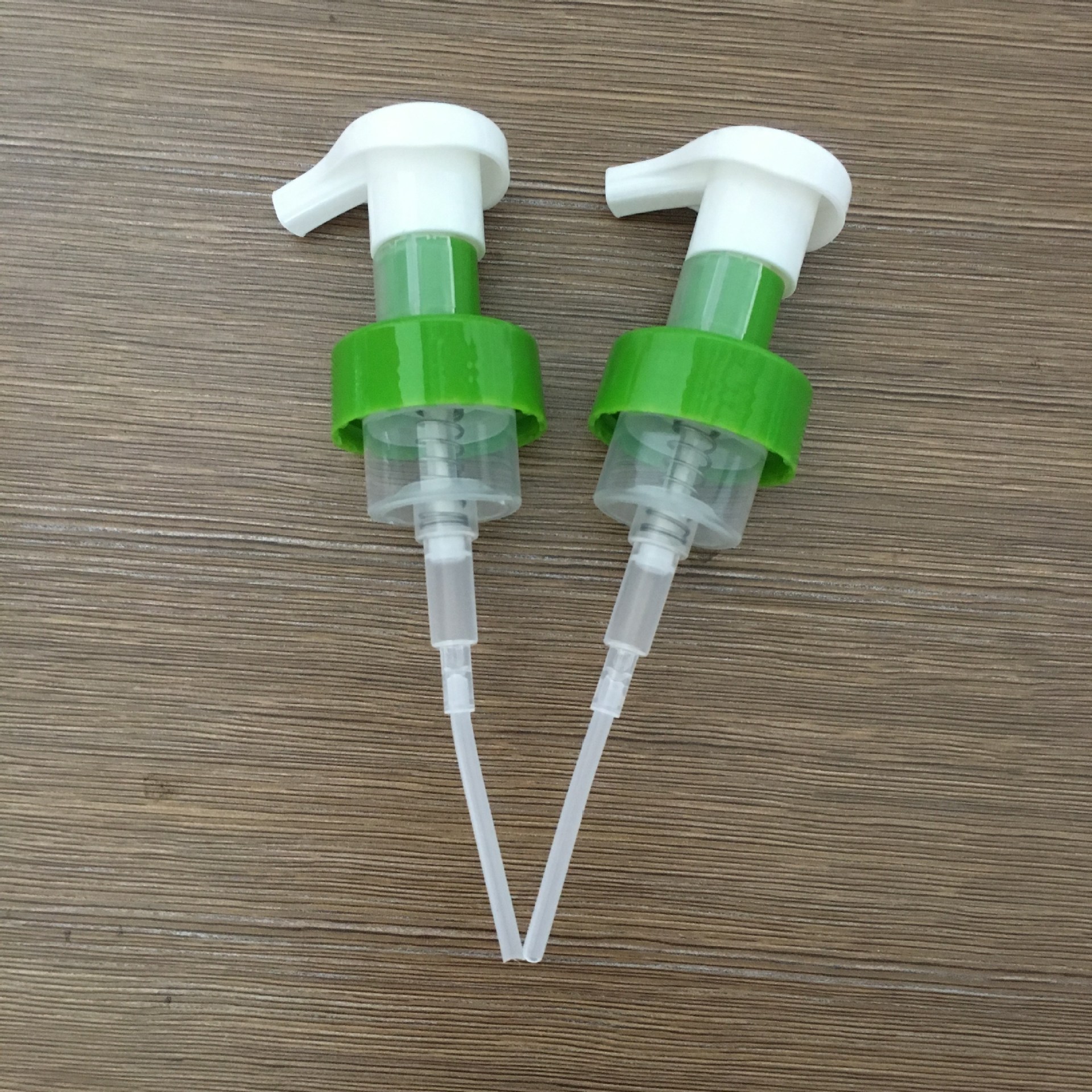 厂家供应40口径带卡子,高端泡沫泵头,外观精致