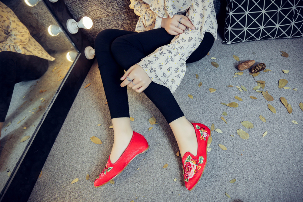 【端庄】牡丹花朵矮帮小坡跟低跟时尚尖头绣花布鞋 旗袍女鞋单鞋