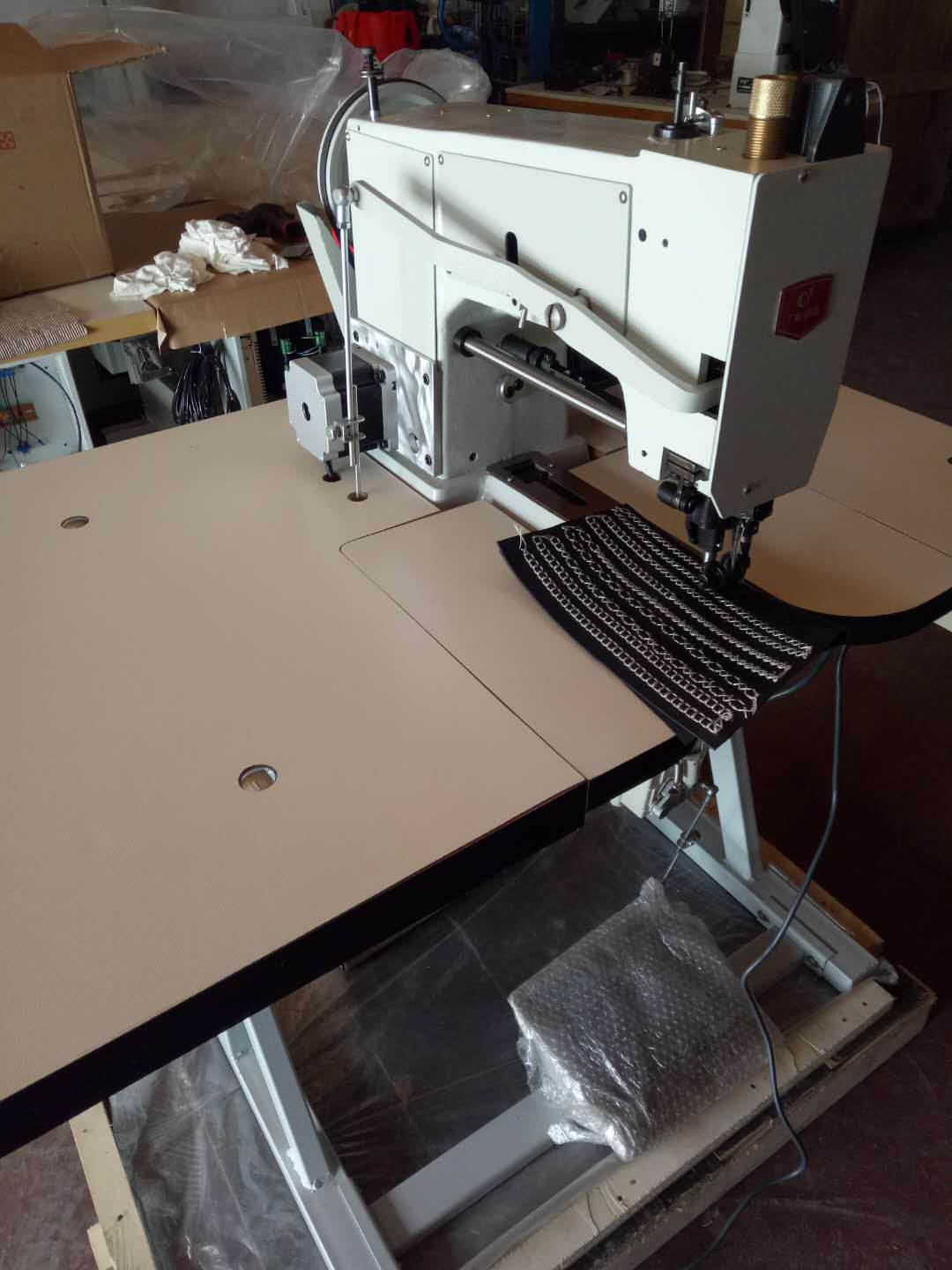 马克线机 双针鞋帮花样机 方向盘箱包花饰机 沙发汽车座垫花样机