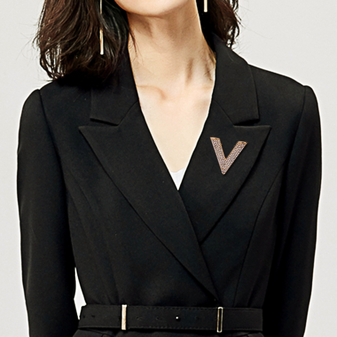 简约新品字母v型女士微镶水钻闪耀胸针个性流行别针三角形首饰品