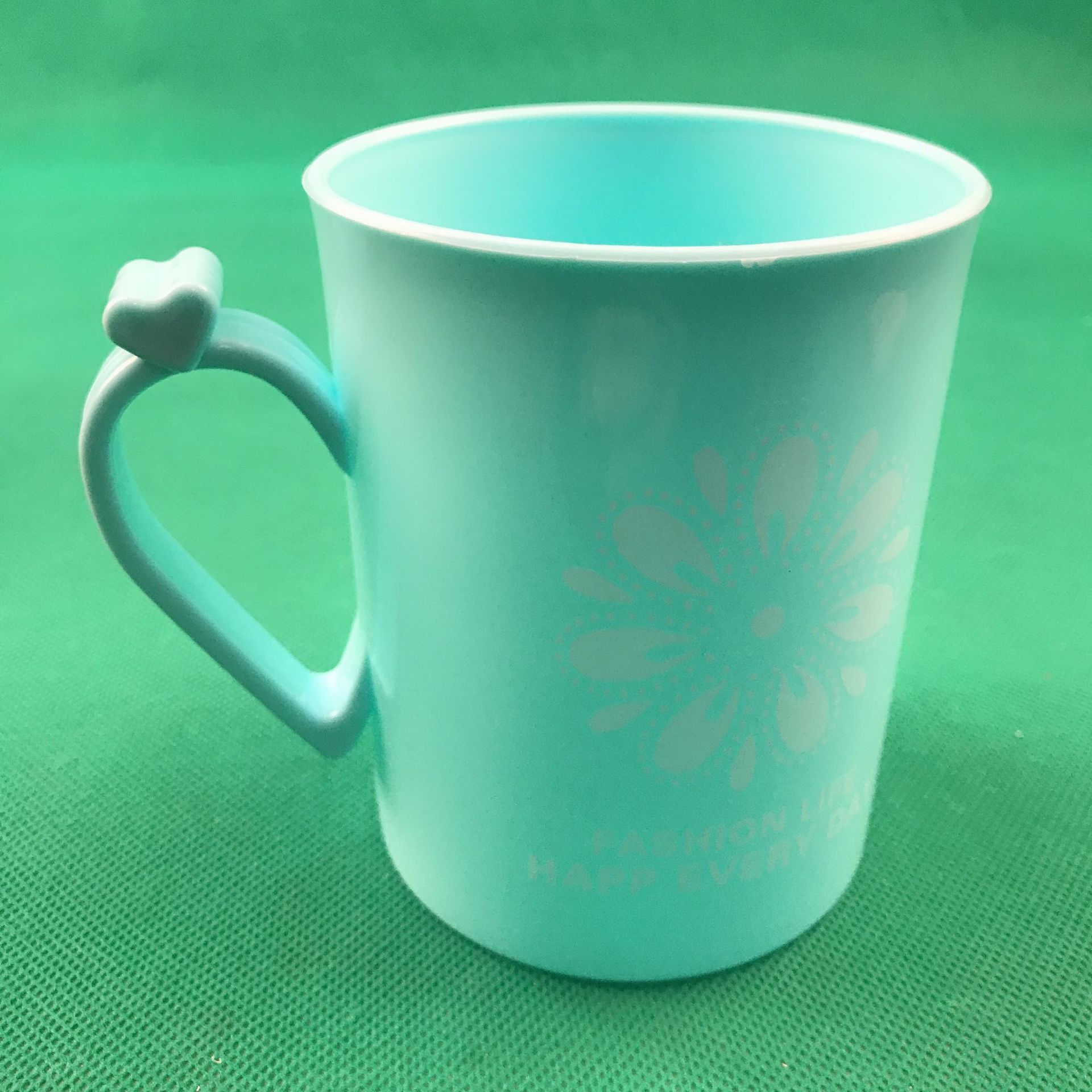 家居炫彩塑料带柄口杯牙刷杯漱口杯子2元店批发货源