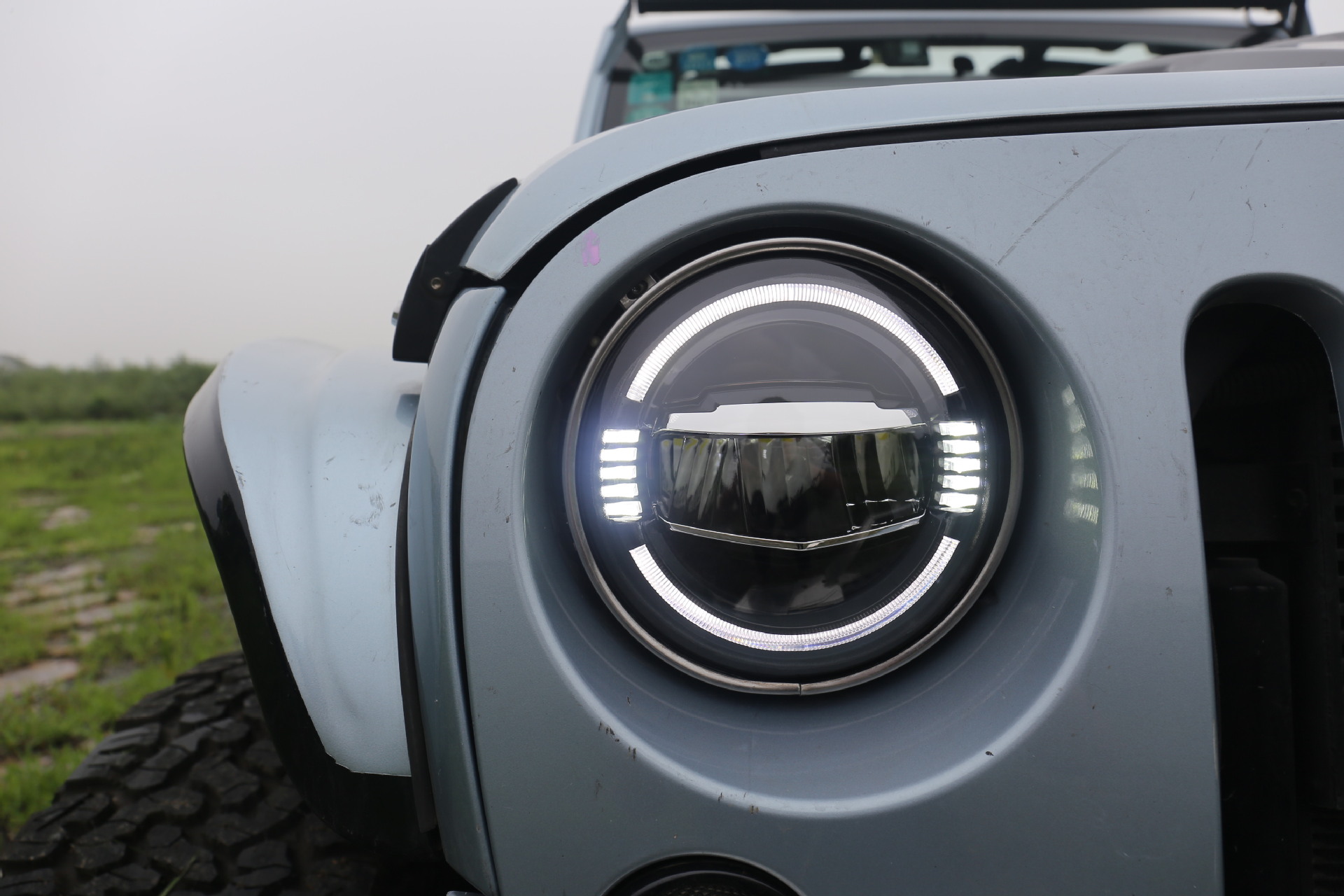 适用吉普牧马人改装jk牧马人大灯启动一抹蓝jl款式大灯极地大灯