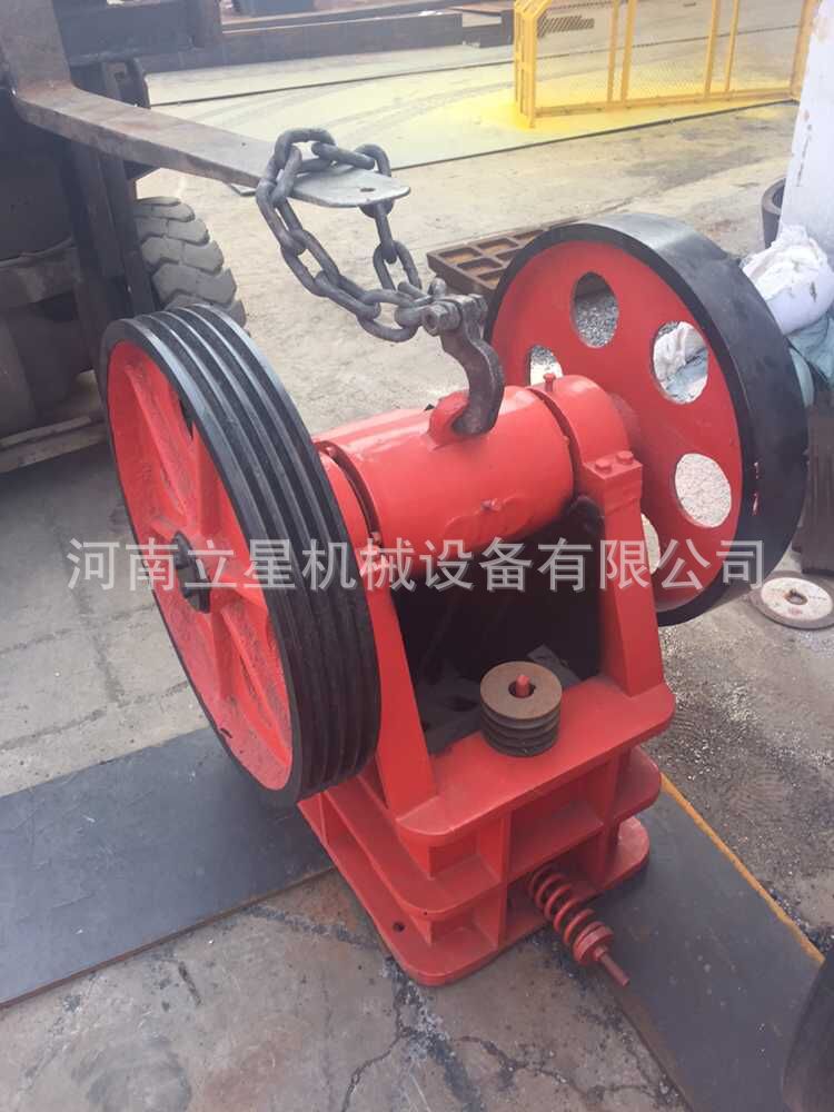 动鄂板在拉杆,弹簧的作用下,离开固定鄂板,此时已破碎物料从破碎腔下