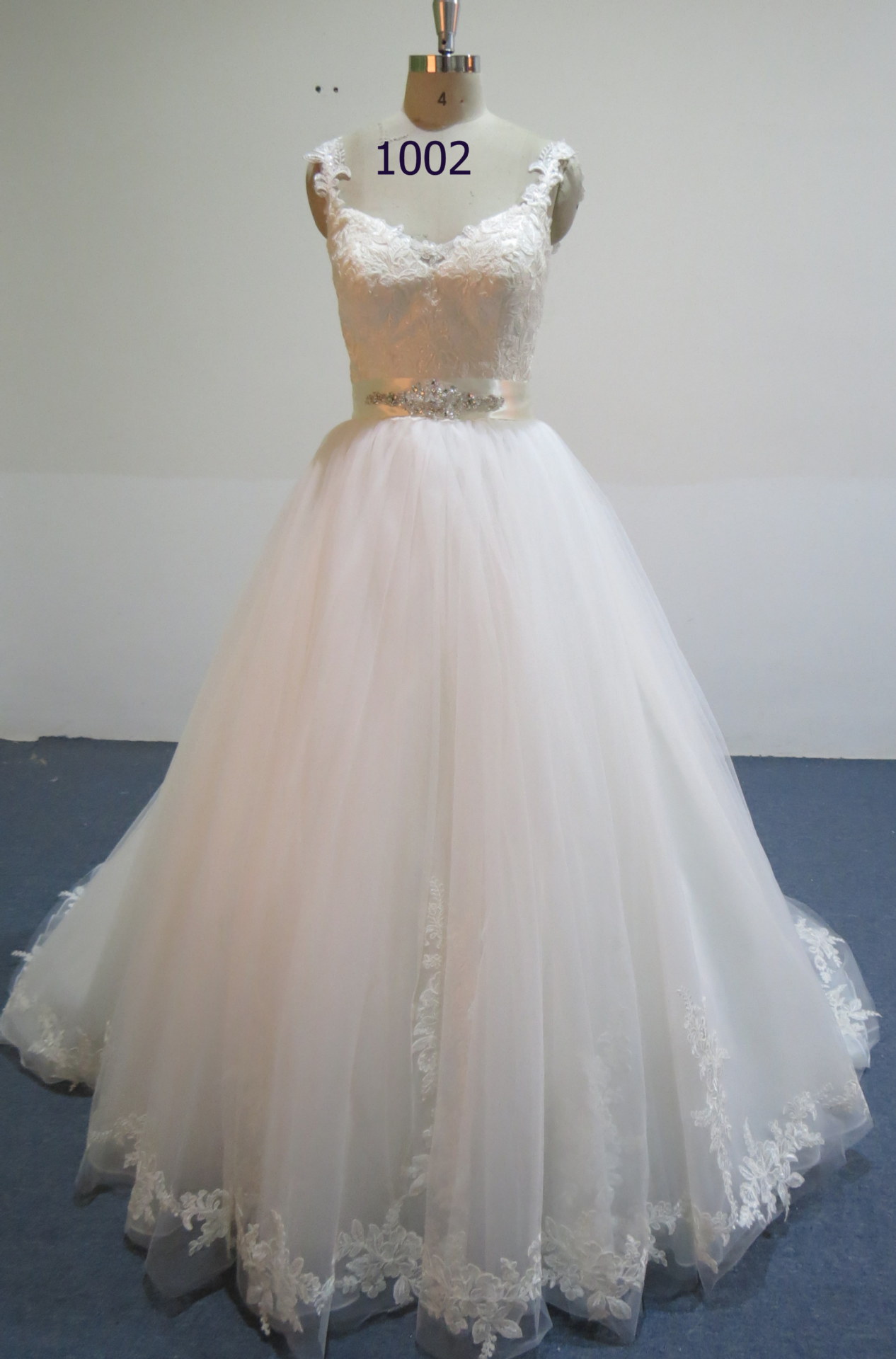 商品描述流行元素绑带婚纱礼服摆型小拖尾适用场景婚庆,沙滩,户外活动