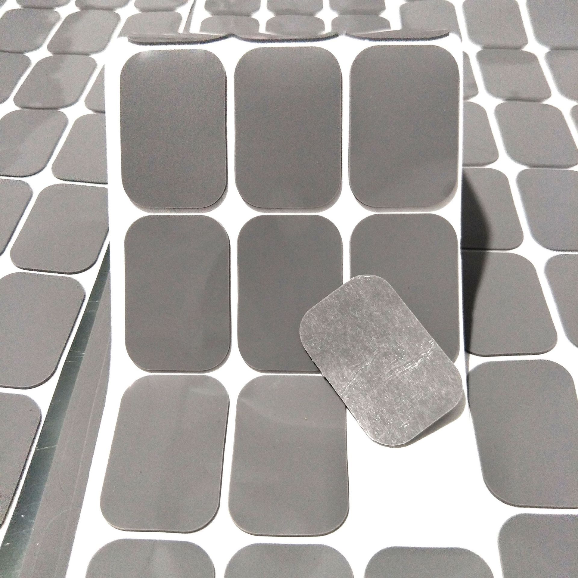 灰色方形圆形硅胶垫自粘灰色硅胶脚垫彩色磨砂硅胶防滑垫厂家直供-阿