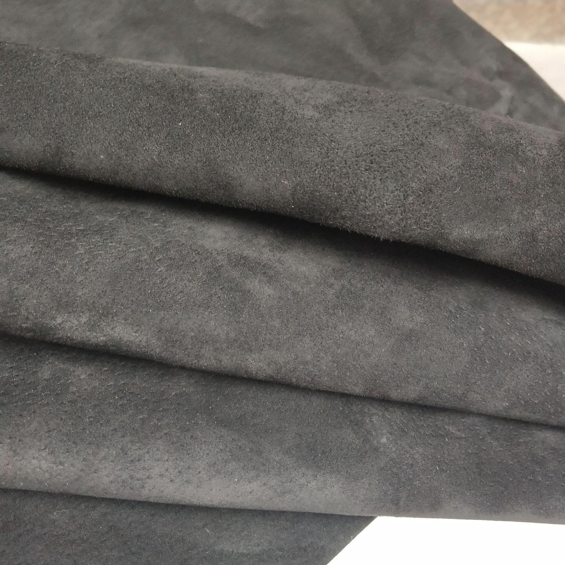 真皮猪皮料二层绒面猪八戈贴布黑色服装鞋包帽箱纺织皮革耐磨供应
