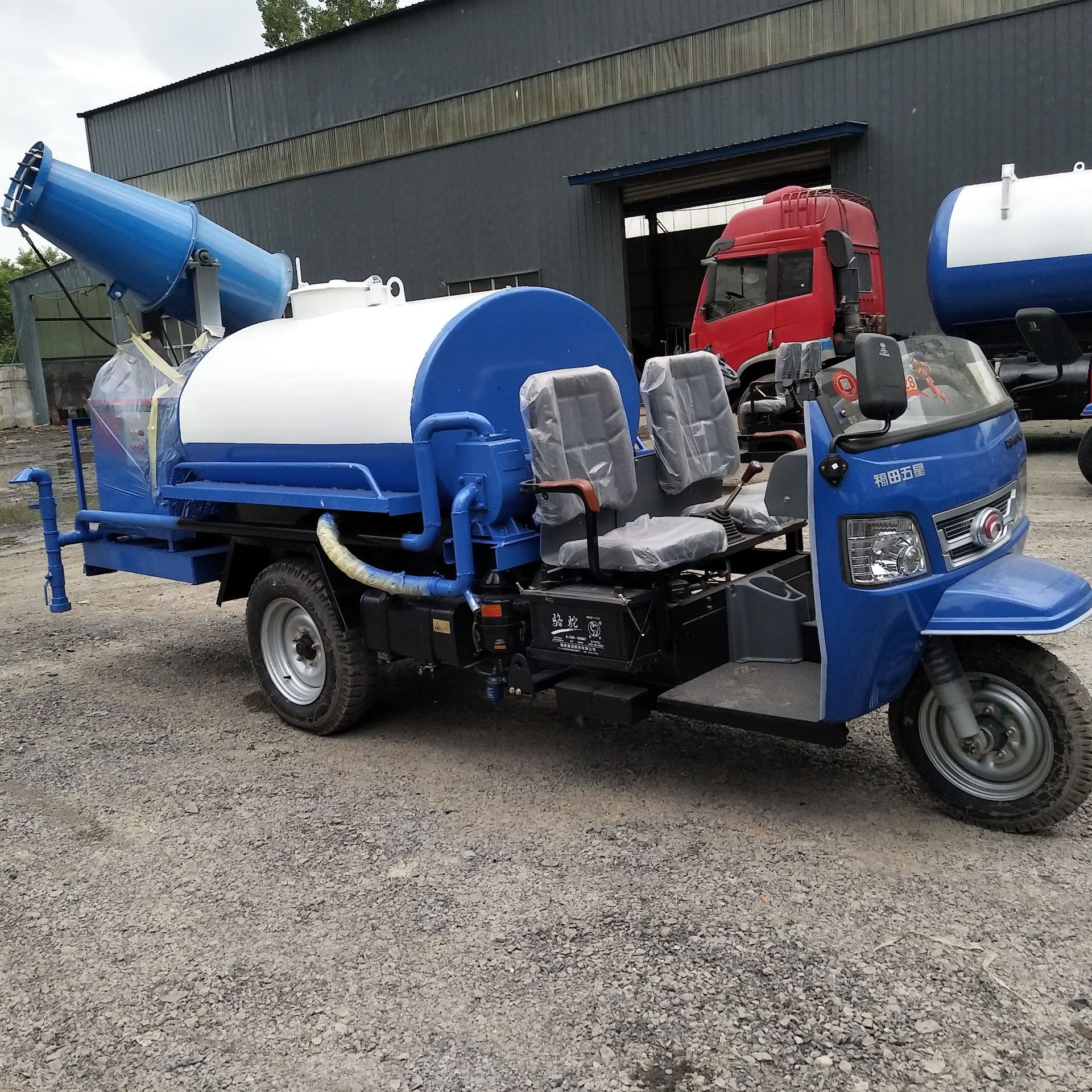 热销三轮雾炮洒水车福田半封闭环卫降尘小型雾炮洒水车厂家价格