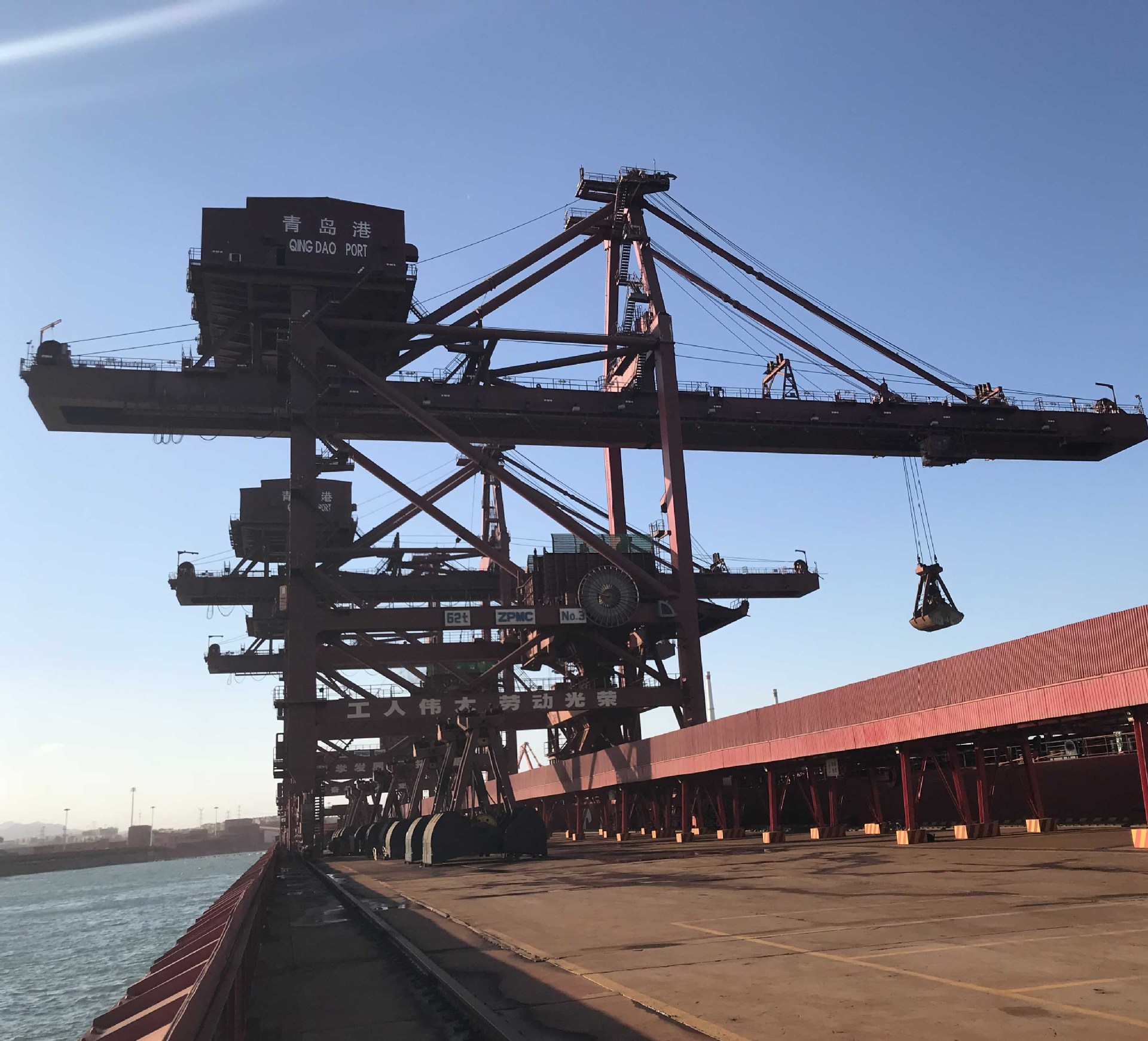 在青岛港风尘弥漫的散货码头,南华机电研发的bc-8声光报警器与振华