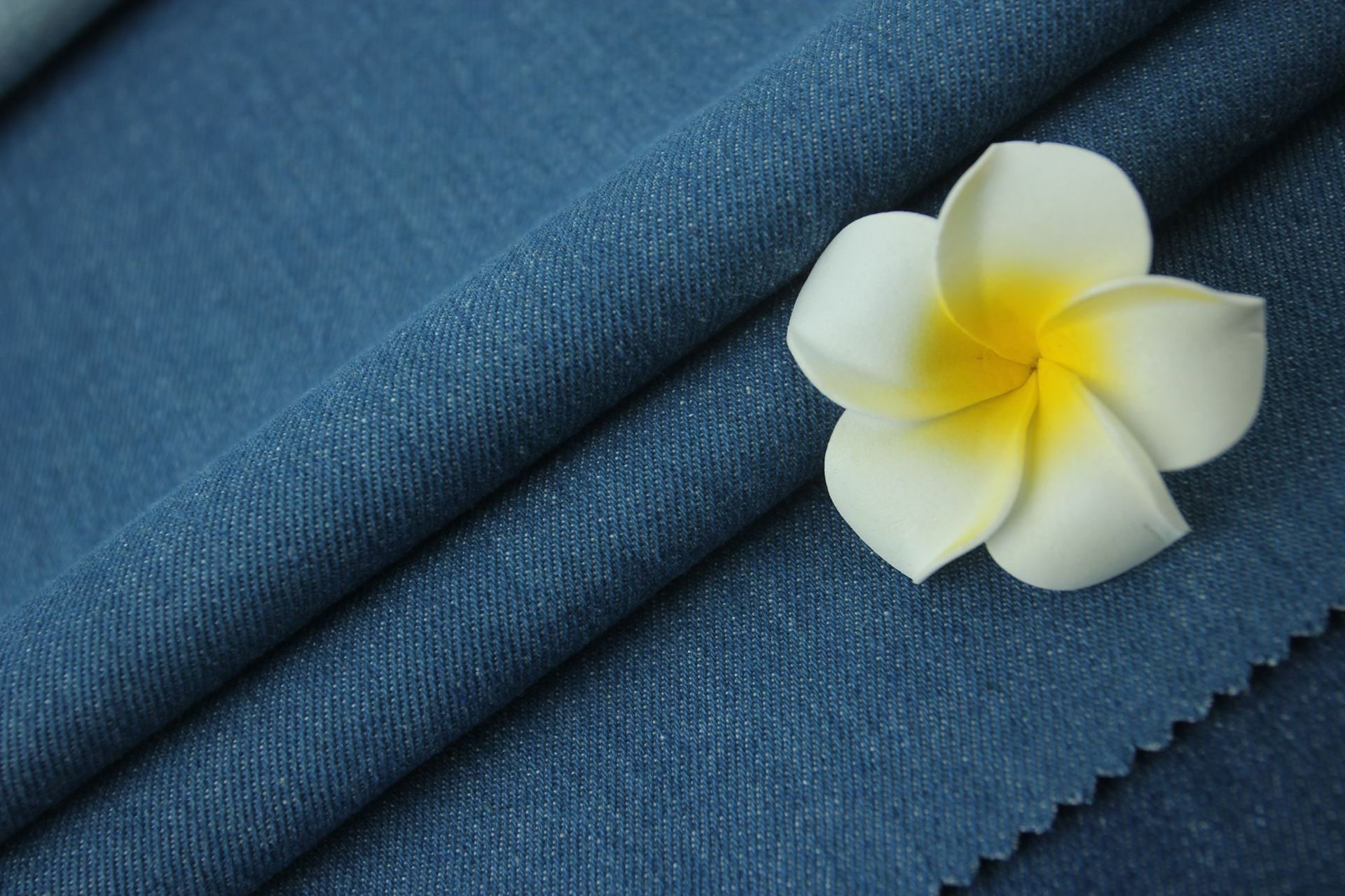 10oz斜纹全棉10*10水洗牛仔布秋冬服装牛仔面料肌理感牛仔布