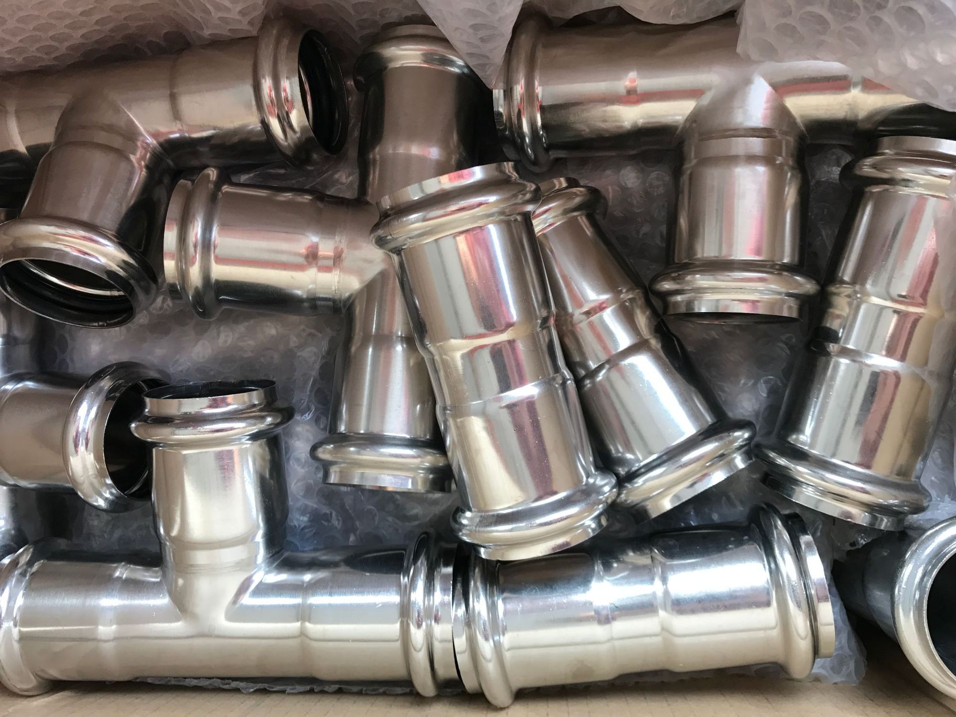 漏水率高,污染环境,容易造成风险,卡压式不锈钢管件现场安装极为便利