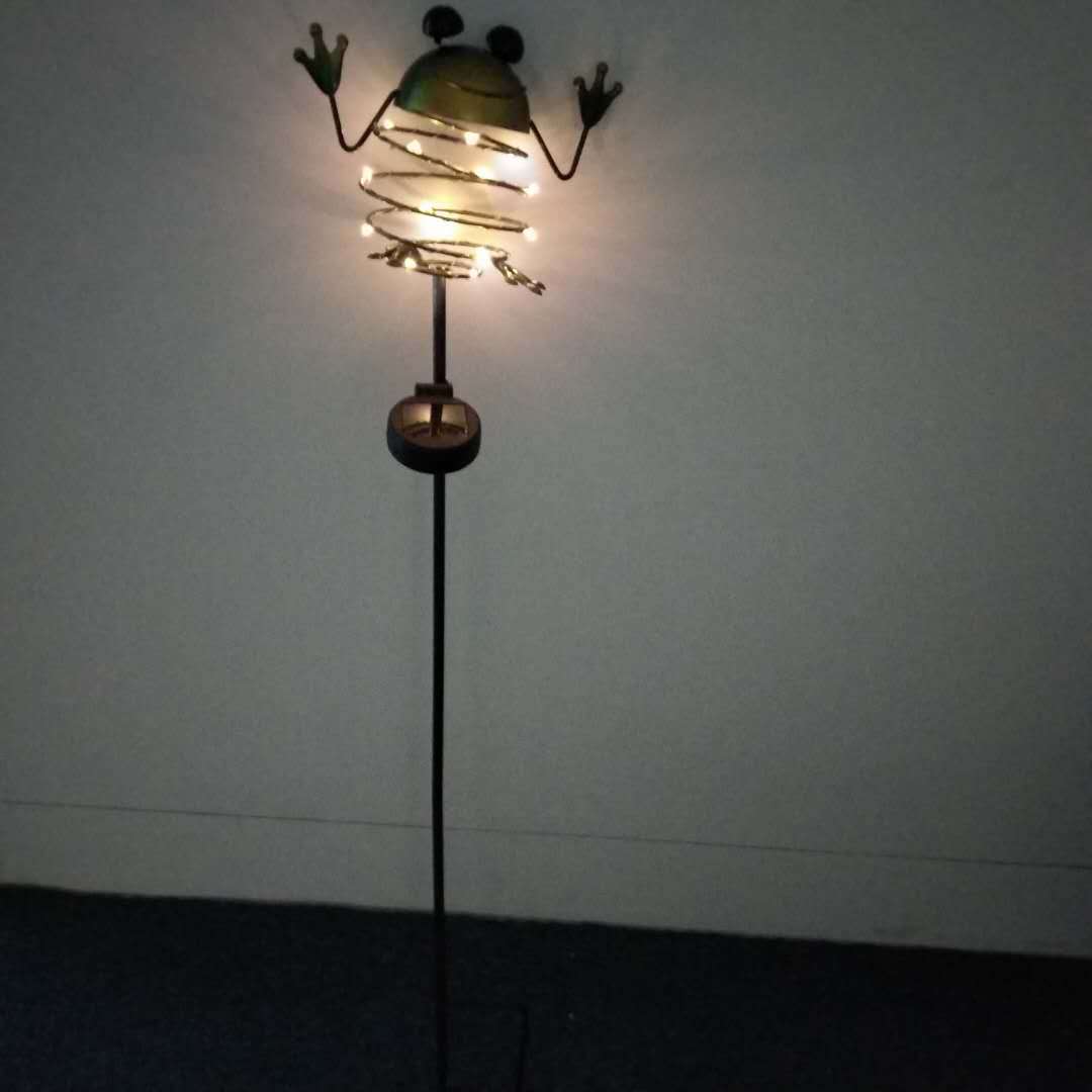 亚马逊新款太阳能户外铁艺青蛙灯铁艺铜线青蛙照明花园灯带光控