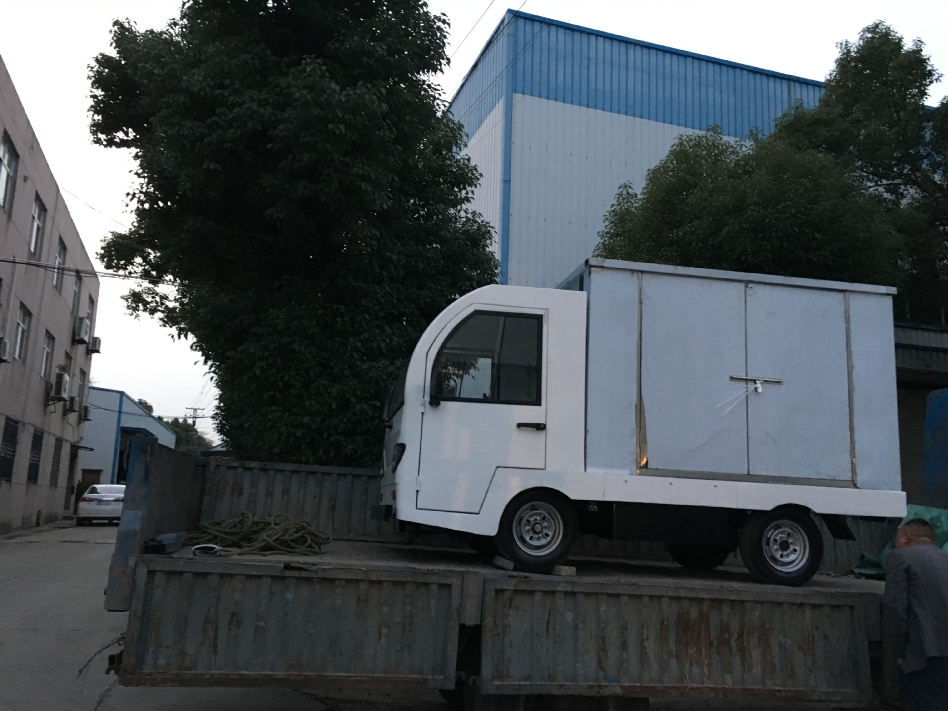 厂家直电动半敞篷电动平板车四轮货车运输半敞篷式搬运车载重2吨