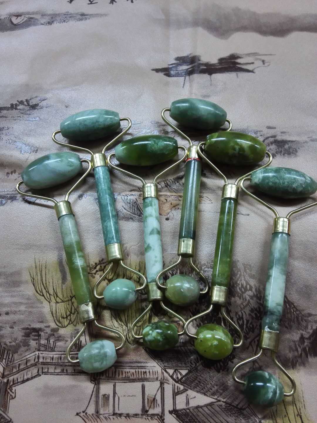 主营产品:玉器;岫玉;玉项链手链;玉珠;玉坠;玉石摆件;玉镯;玉枕;玉 