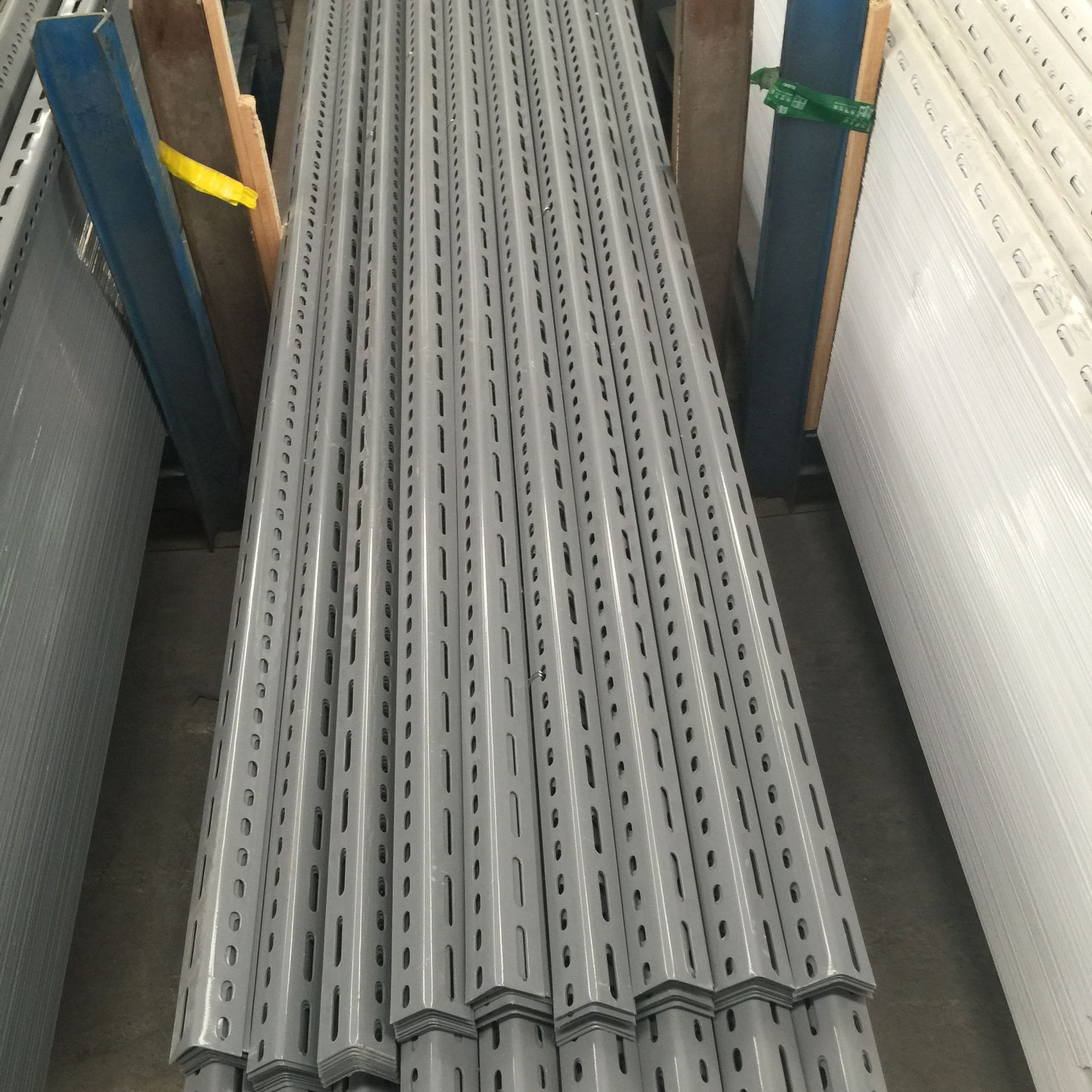 供应万能角钢材料 多孔角铁加工定做冲孔角铁各种颜色三角铁批发