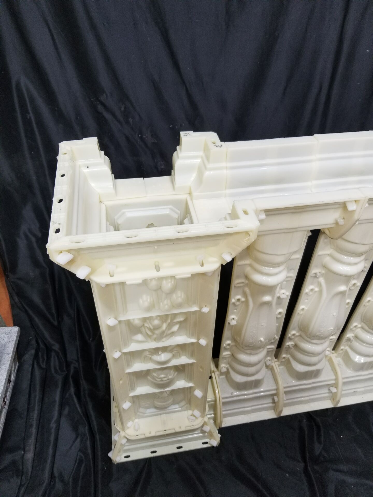 现浇模具批发欧式建筑水泥构件栏杆间隔柱方墩塑钢93高转角墩模具