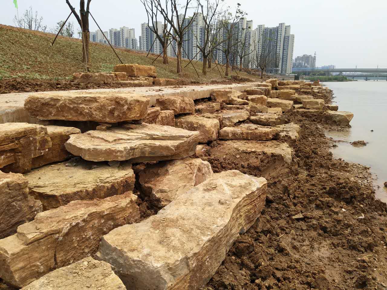 千层石批发 千层石价格 千层石多少钱一吨 千层石假山驳岸施工