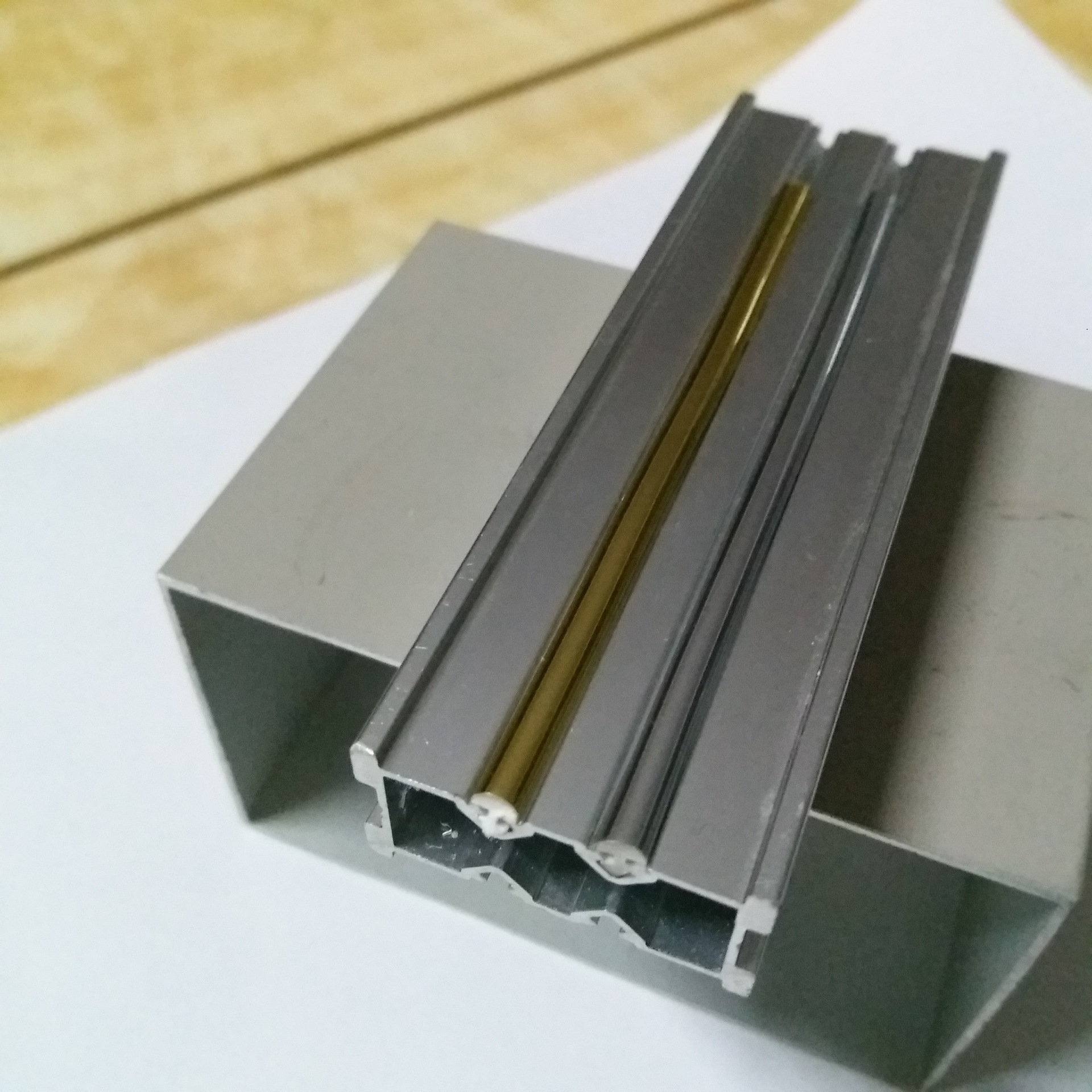 产品介绍 产品名称: 铝装饰条 材质:pvc  硬质 颜色:铝材灰  可按照