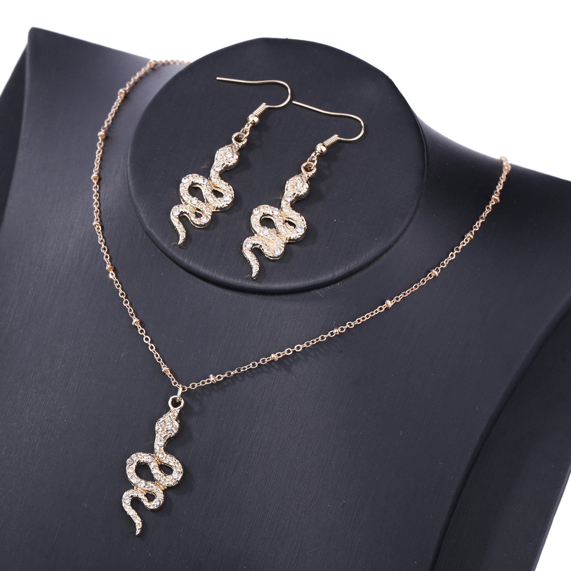 蛇形珠宝项链(蛇形项链的含义)