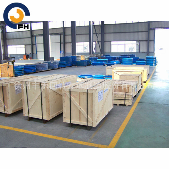 进行内包装,接着用防水胶带缠绕,最后使用专用回转支承包装带进行包装