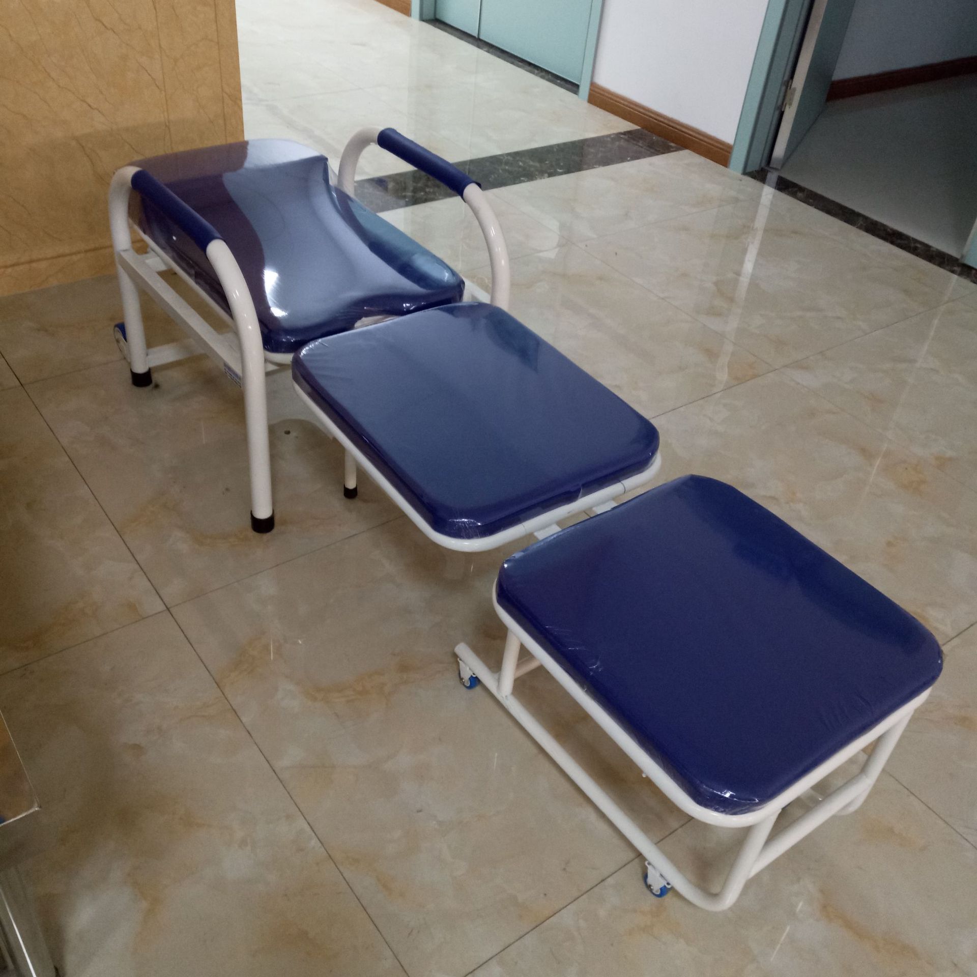 山东厂家直营医院病床陪护椅钢制休息椅可折叠钢制陪护椅