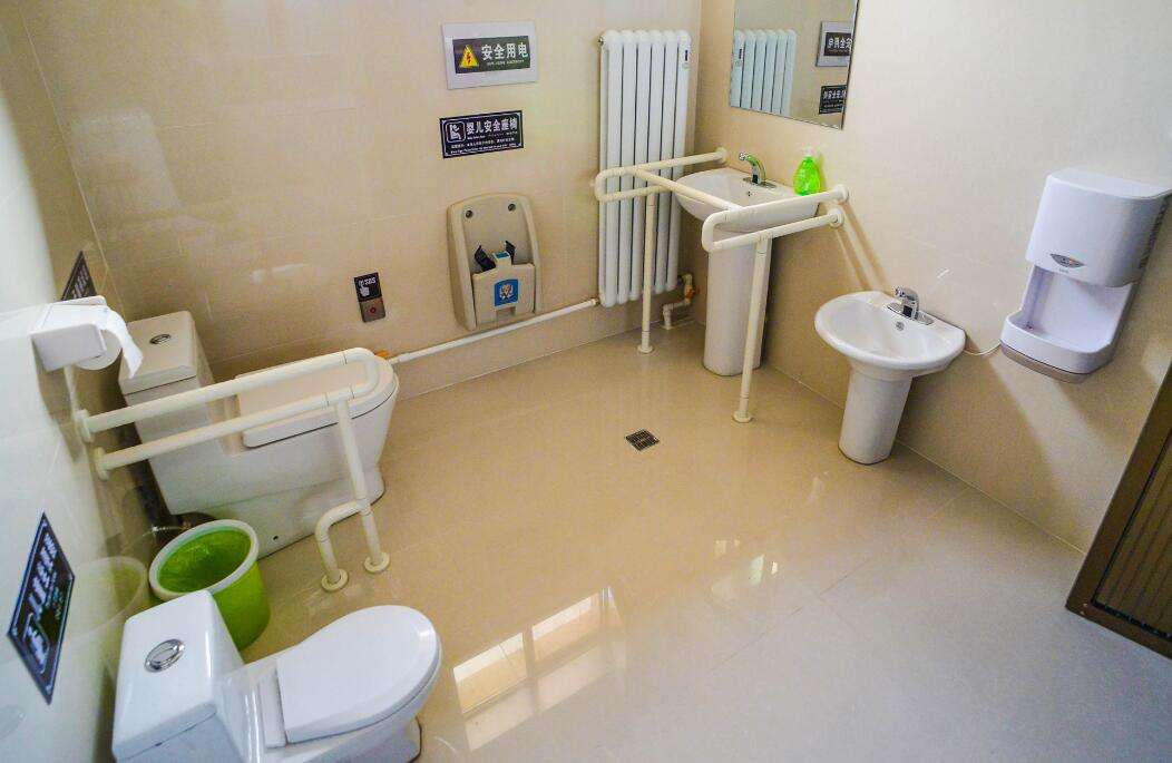这就是两者区别,通用设计针对大部分人,第三卫生间里的无障碍设计针对
