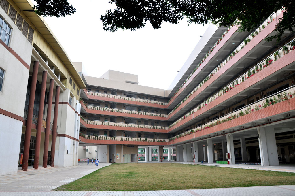 塘尾万里学校创办于1947年9月,曾在2009年被评为宝安区第八届家庭教育