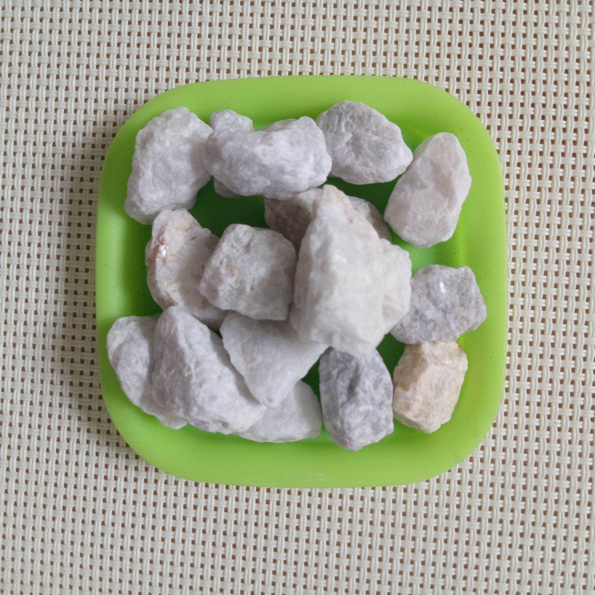 白云石可以作为炼钢时用的转化炉的耐火内层,造渣剂,水泥原料,玻璃